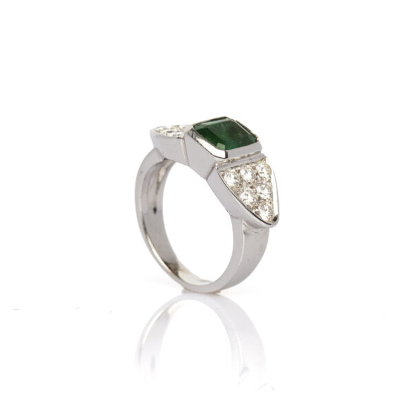 Anello smeraldo e diamanti - immagine 2