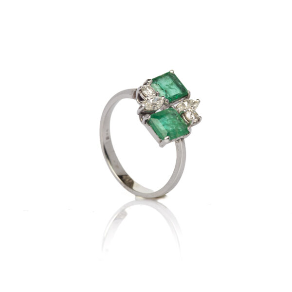 Anello smeraldi e diamanti - immagine 2