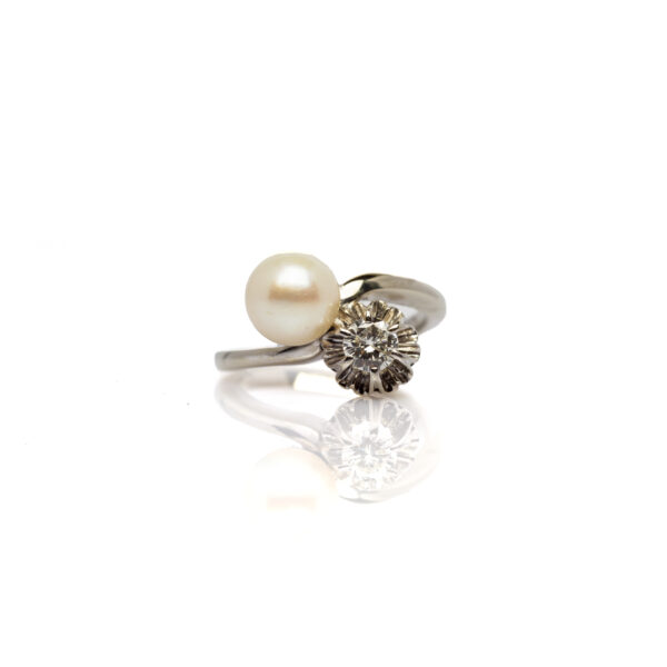 Anello contrarie perla e diamante